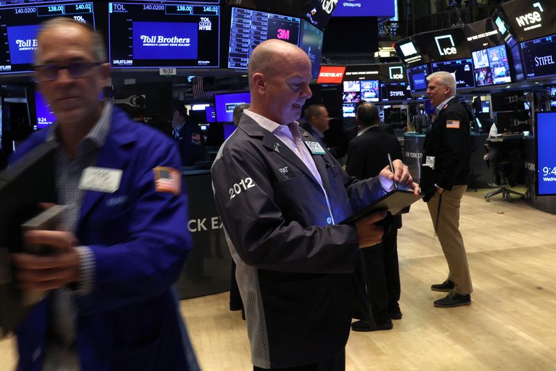 © Reuters. Traders work on the floor of the New York Stock Exchange (NYSE) in New York City, US, September 11, 2024. REUTERS/Brendan McDermid